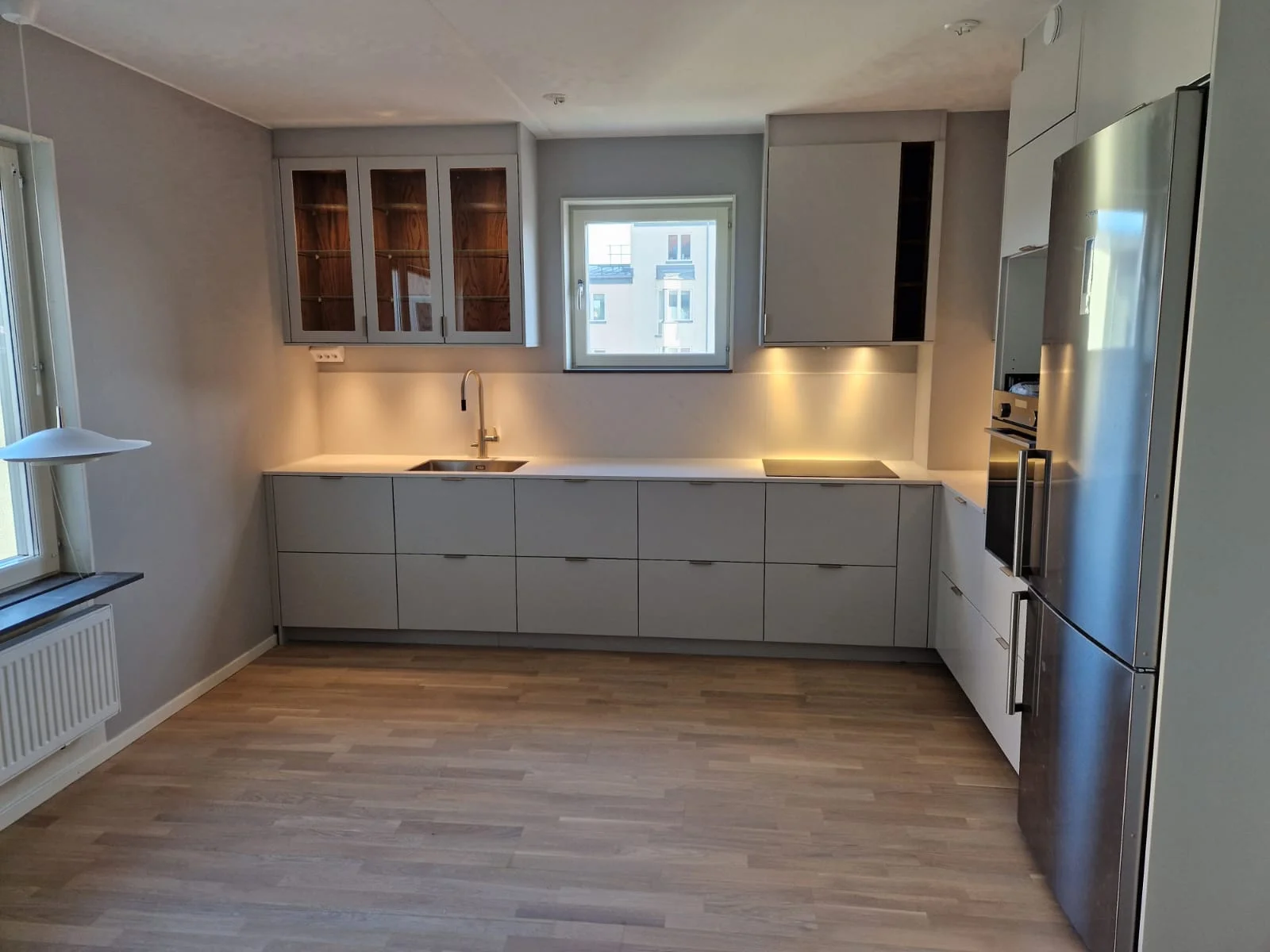 Renoverat badrum med ekkommod och rund spegel