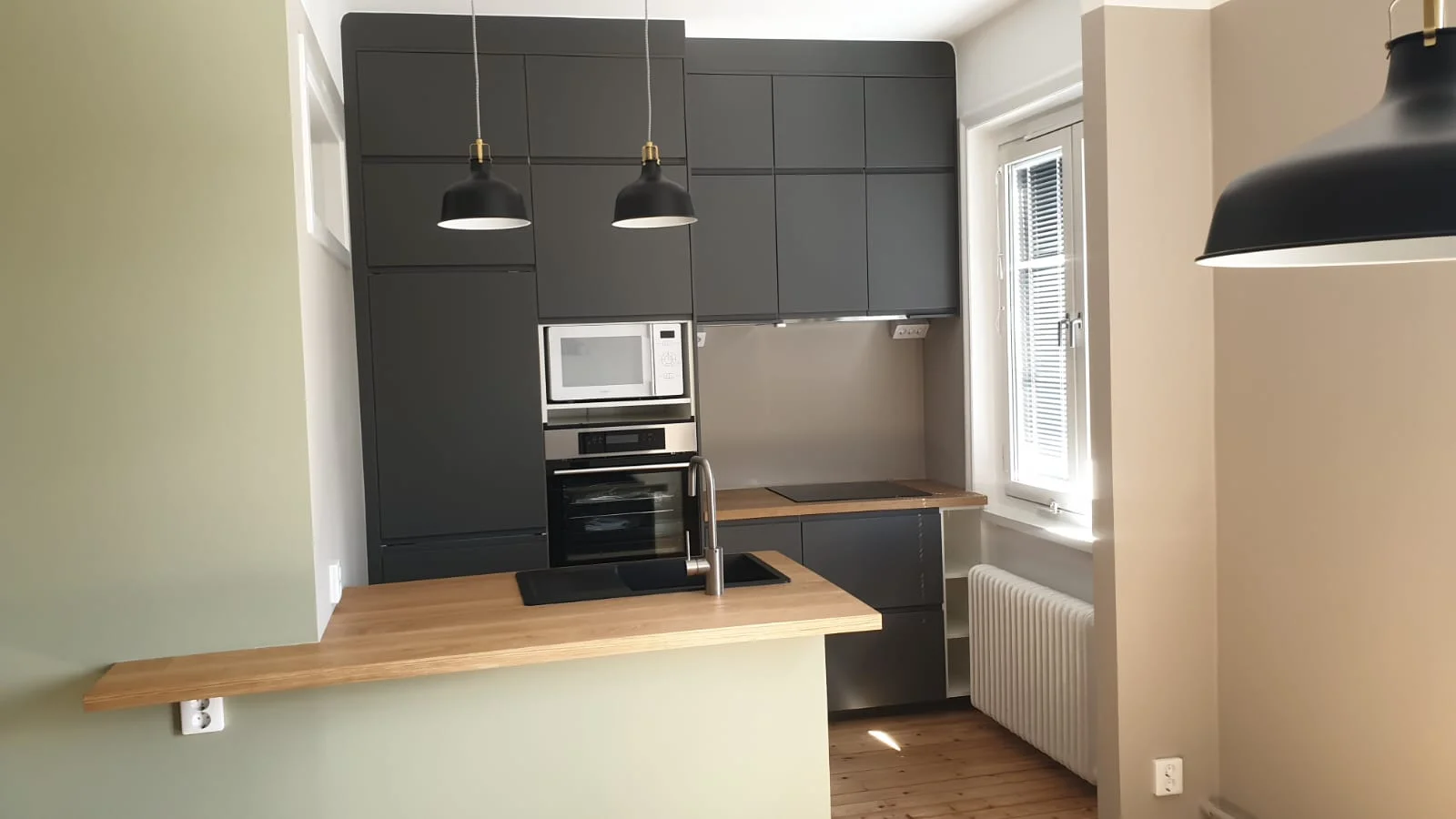 Renoverat badrum med ekkommod och rund spegel