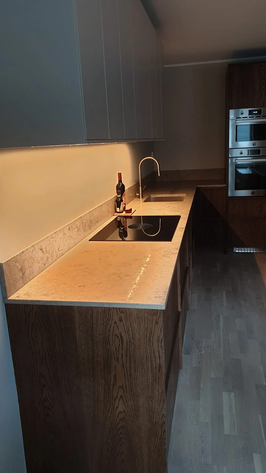 Renoverat badrum med ekkommod och rund spegel