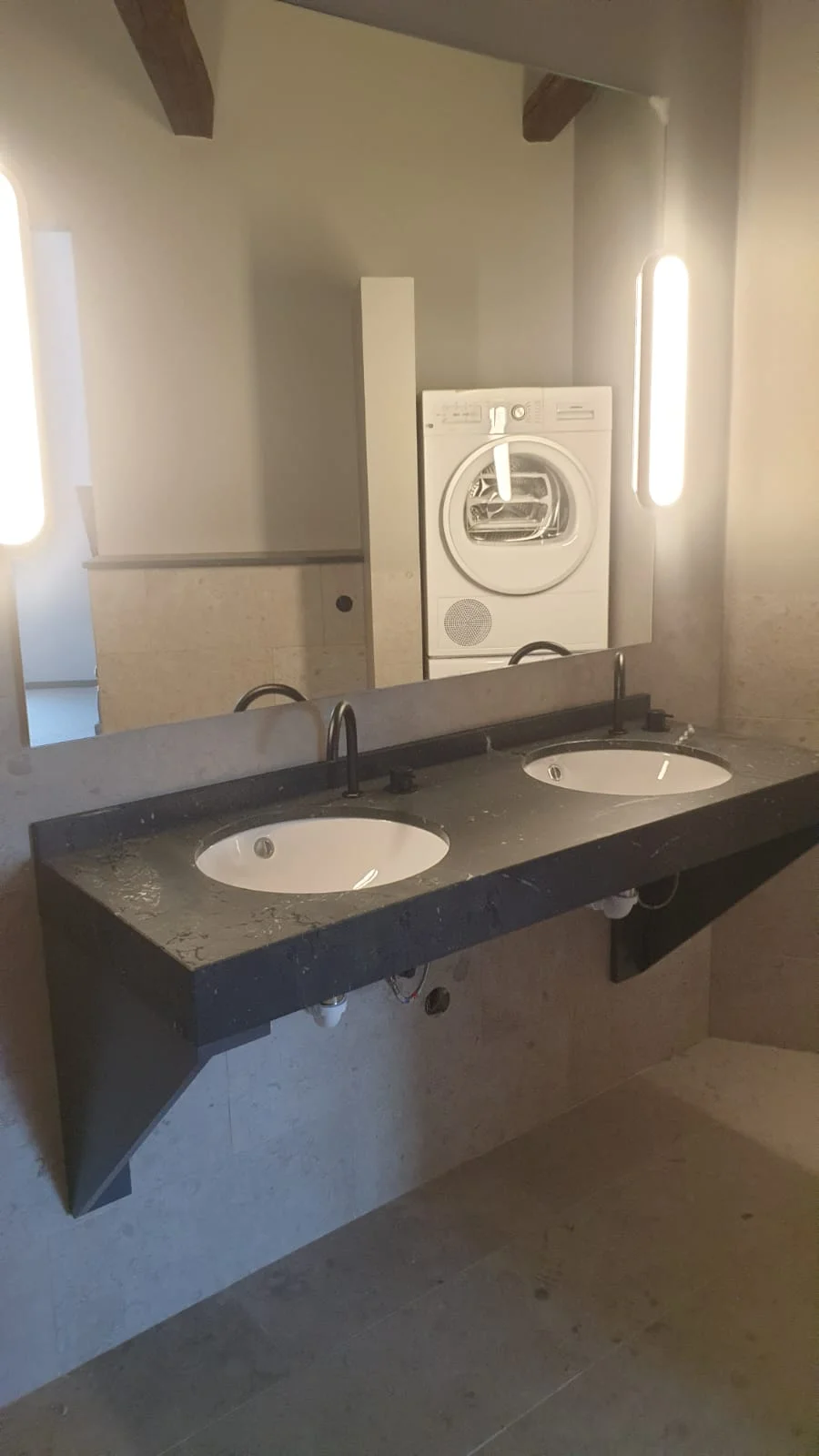 Renoverat badrum med ekkommod och rund spegel