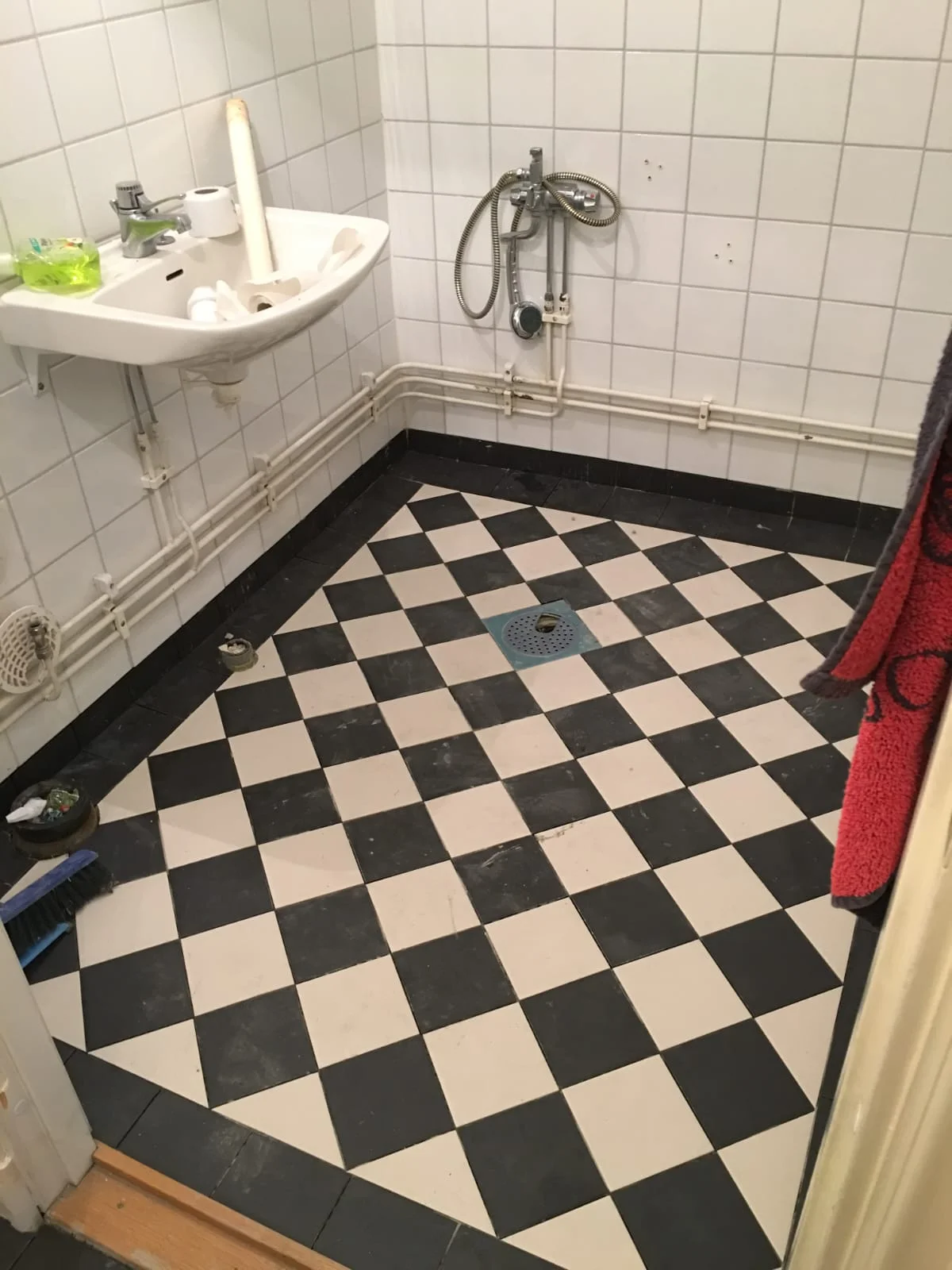 Renoverat badrum med ekkommod och rund spegel