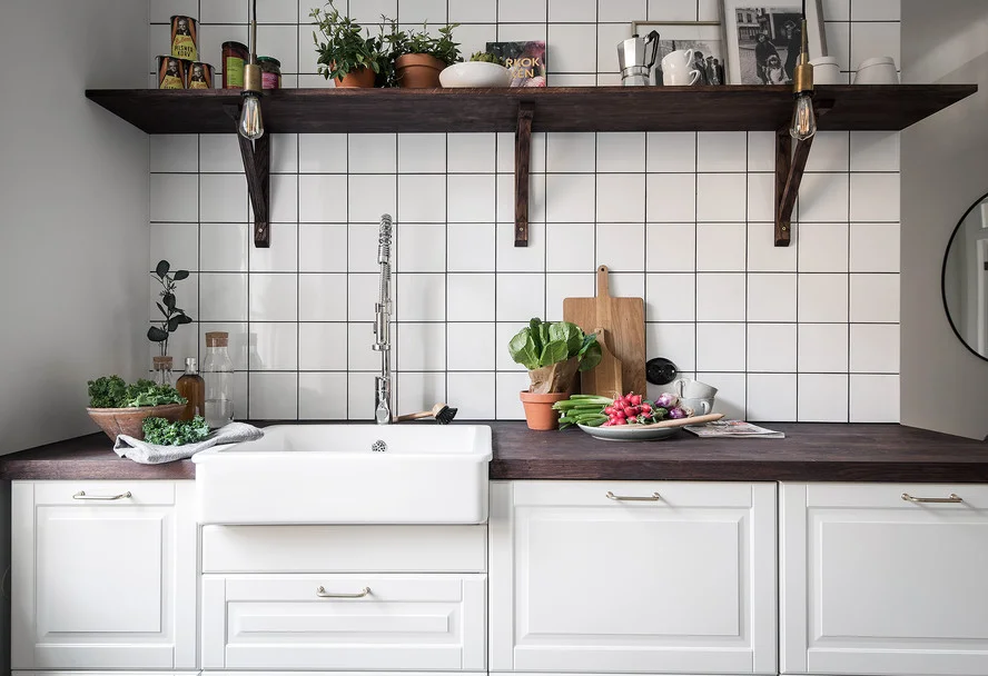 Renoverat badrum med ekkommod och rund spegel