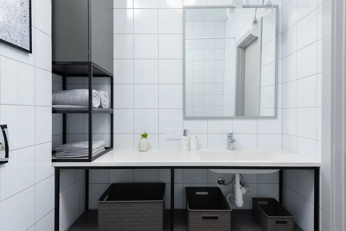Detalj av badrum med kakel och förvaring