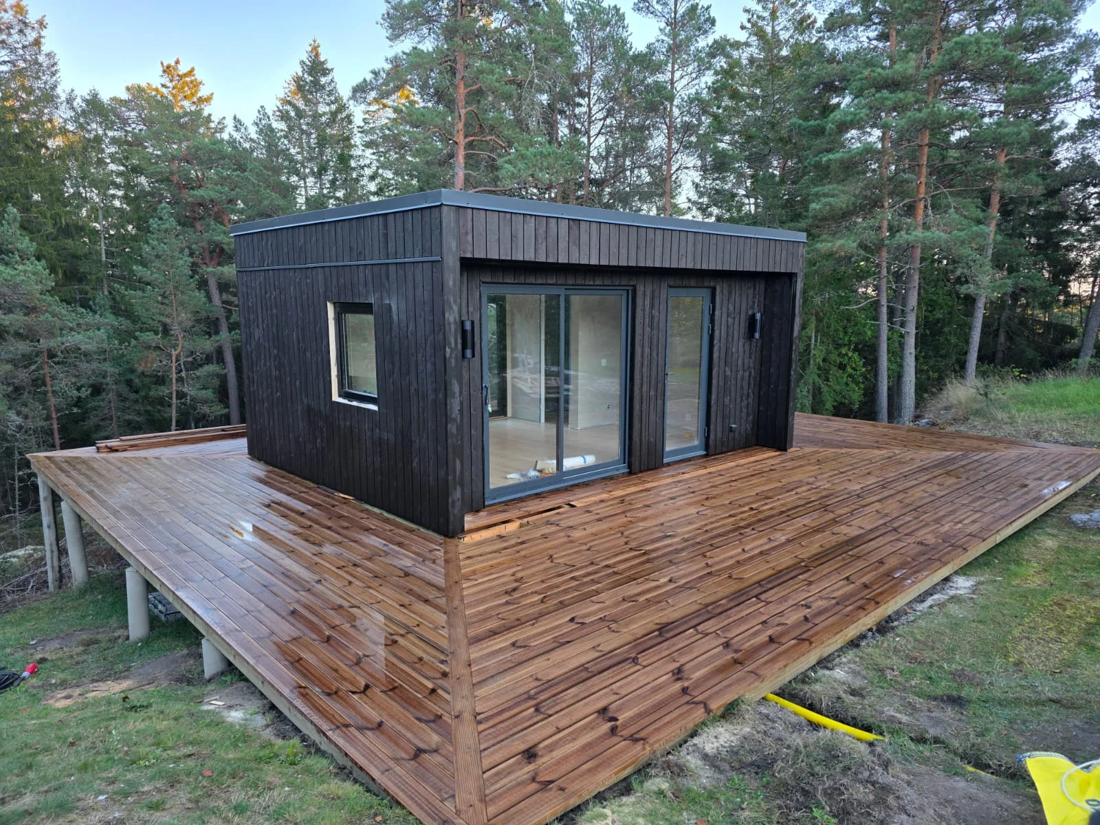 Detalj av badrum med kakel och förvaring